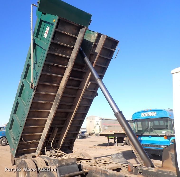 image for item DN2410 1992 Ford LT8000  dump truck