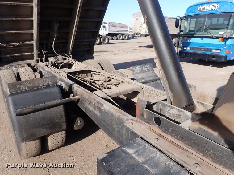 image for item DN2410 1992 Ford LT8000  dump truck