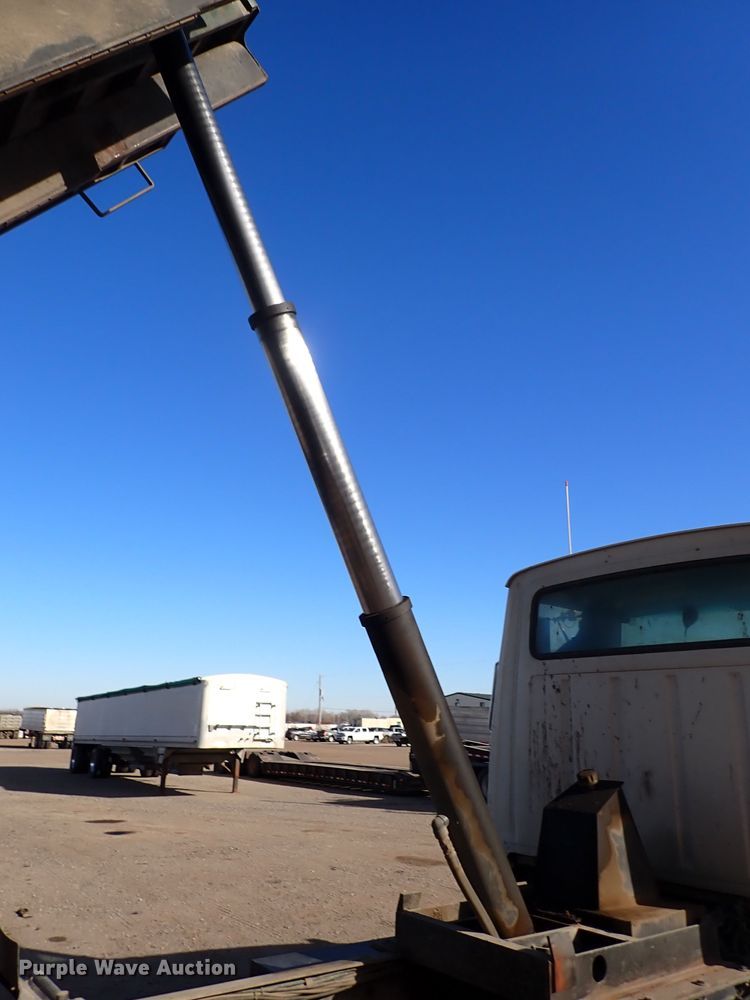 image for item DN2410 1992 Ford LT8000  dump truck