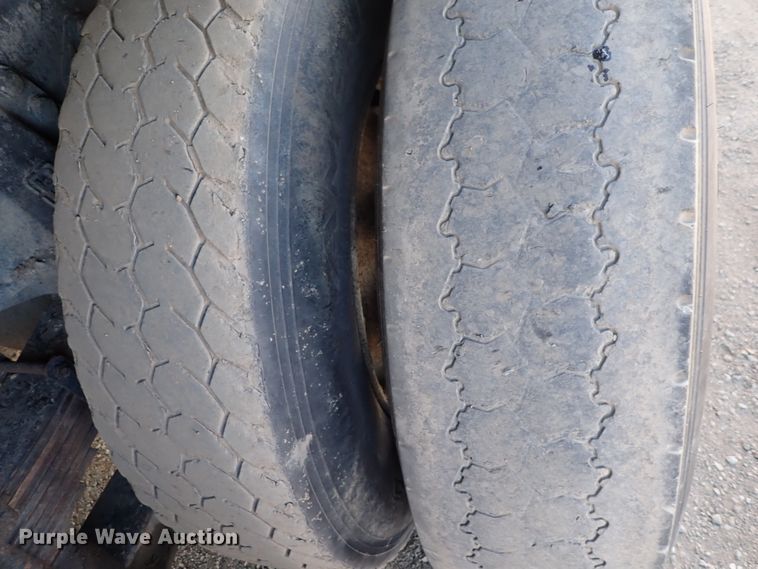 image for item DN2410 1992 Ford LT8000  dump truck