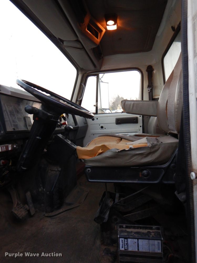 image for item DN2525 2000 International 4900  dump truck