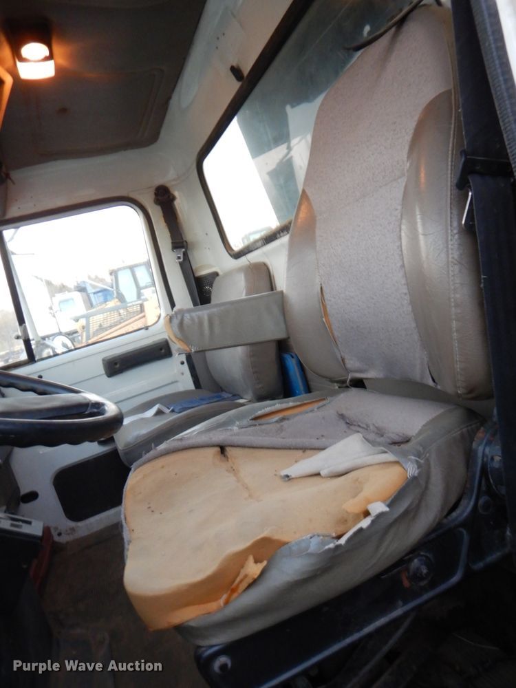 image for item DN2525 2000 International 4900  dump truck