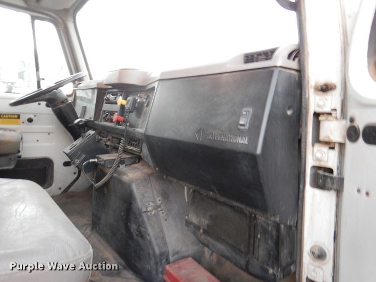 image for item DN2525 2000 International 4900  dump truck