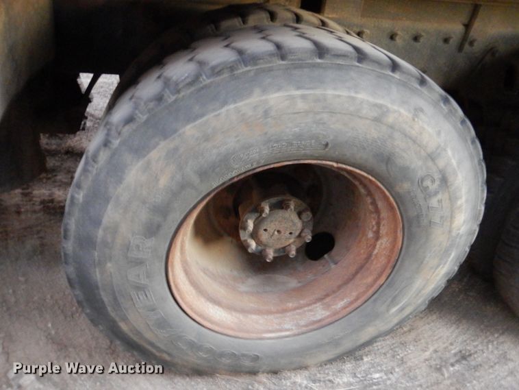 image for item DN2525 2000 International 4900  dump truck