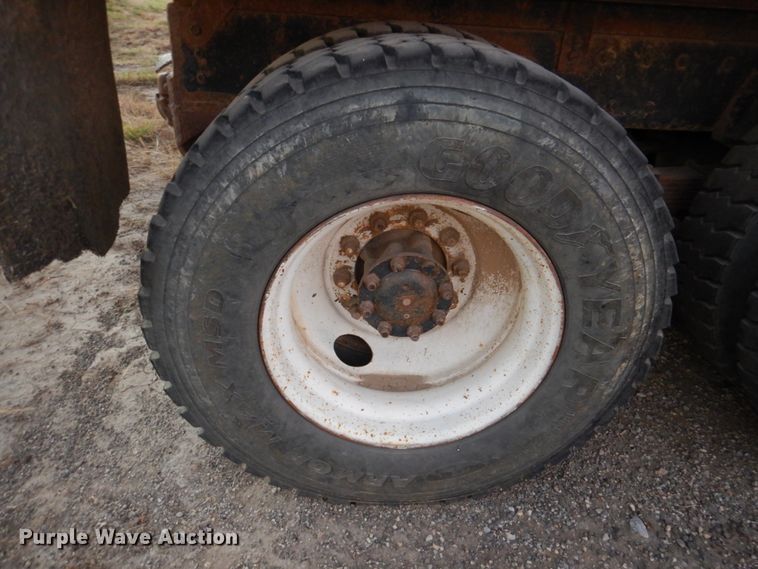 image for item DN2525 2000 International 4900  dump truck