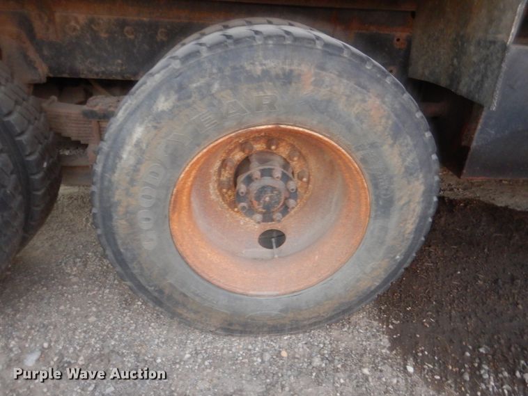 image for item DN2525 2000 International 4900  dump truck