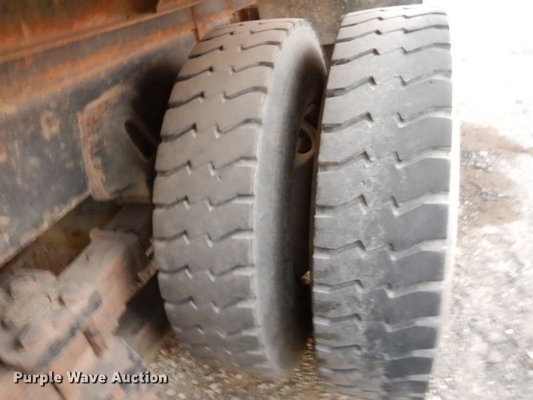 image for item DN2525 2000 International 4900  dump truck