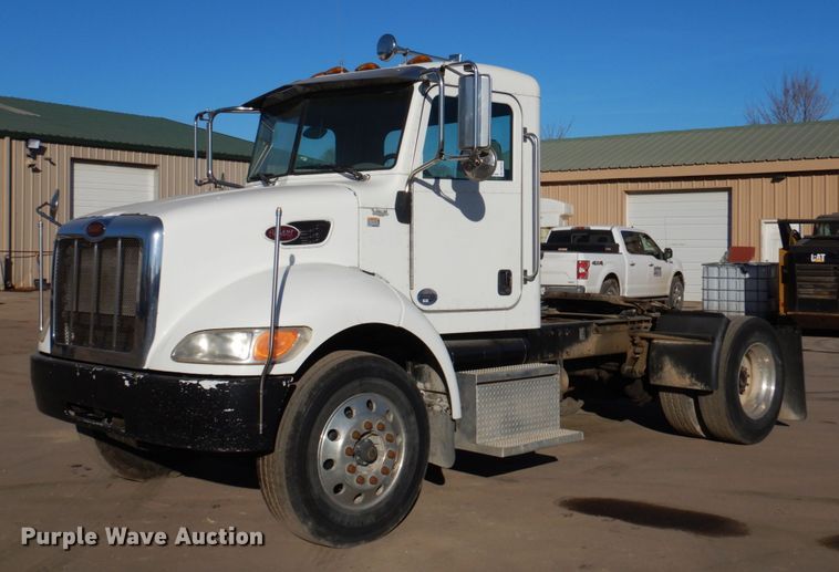 image for item DN2535 2010 Peterbilt 337  semi truck