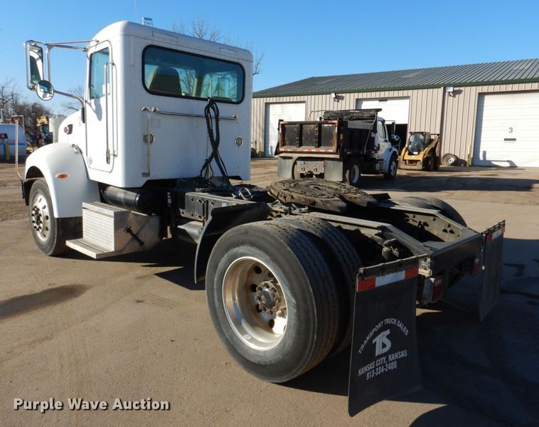 image for item DN2535 2010 Peterbilt 337  semi truck