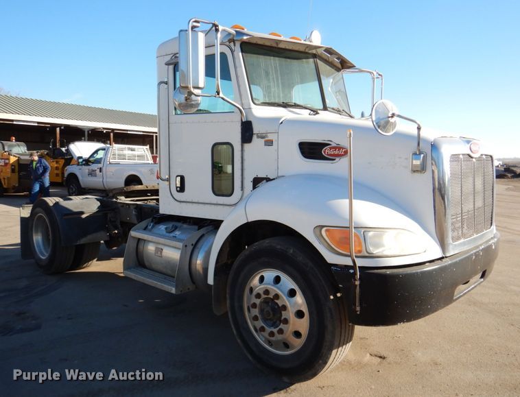 image for item DN2535 2010 Peterbilt 337  semi truck