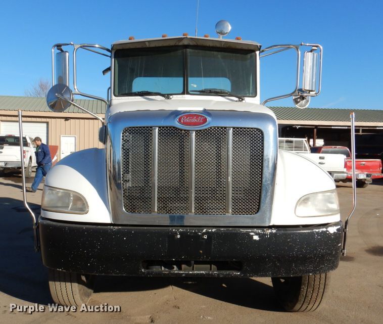 image for item DN2535 2010 Peterbilt 337  semi truck