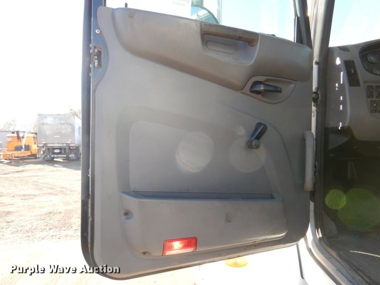 image for item DN2535 2010 Peterbilt 337  semi truck