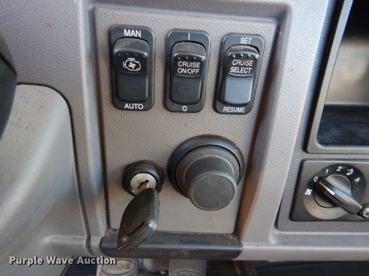 image for item DN2535 2010 Peterbilt 337  semi truck