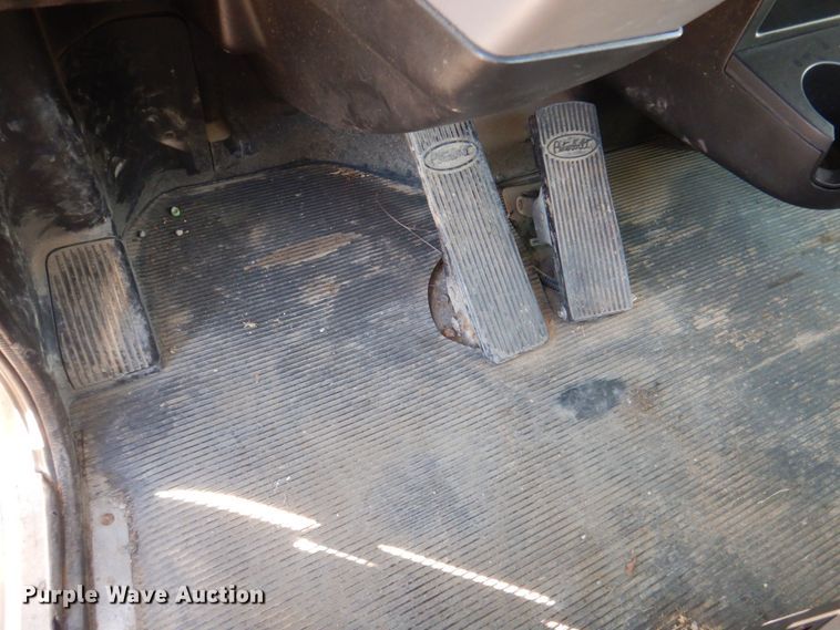 image for item DN2535 2010 Peterbilt 337  semi truck