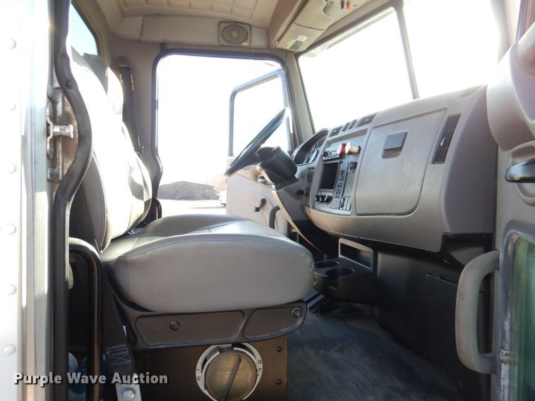 image for item DN2535 2010 Peterbilt 337  semi truck