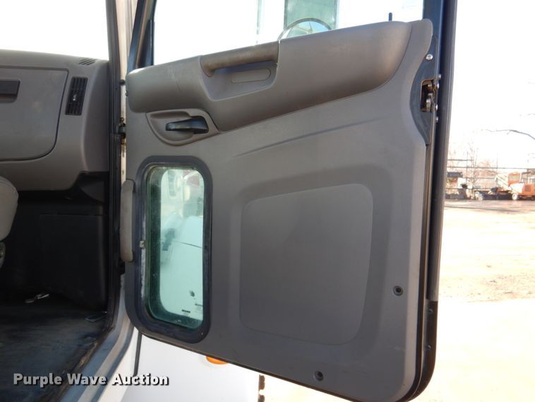 image for item DN2535 2010 Peterbilt 337  semi truck