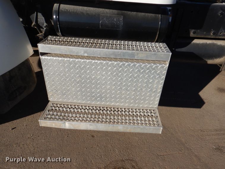 image for item DN2535 2010 Peterbilt 337  semi truck