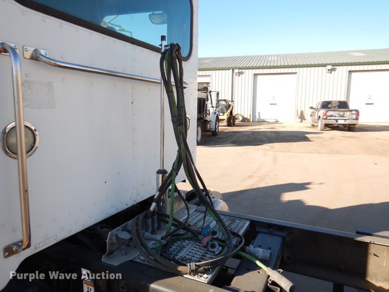 image for item DN2535 2010 Peterbilt 337  semi truck