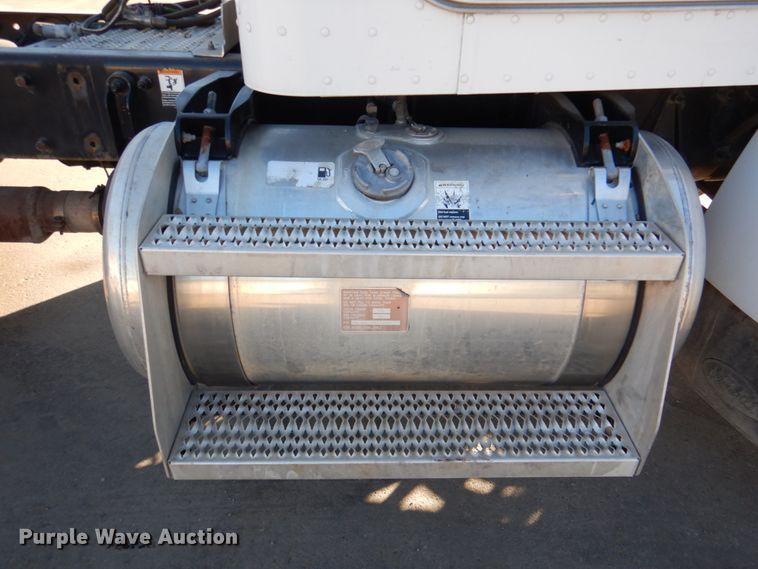 image for item DN2535 2010 Peterbilt 337  semi truck