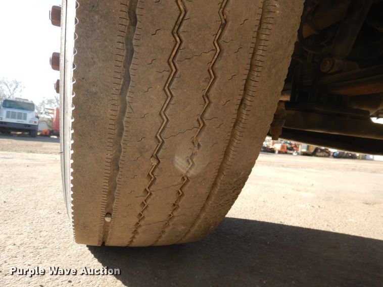 image for item DN2535 2010 Peterbilt 337  semi truck