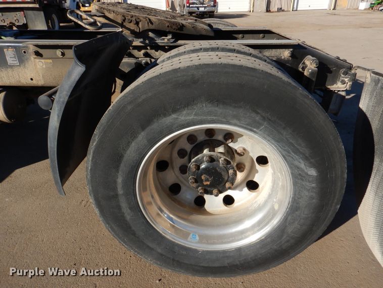 image for item DN2535 2010 Peterbilt 337  semi truck