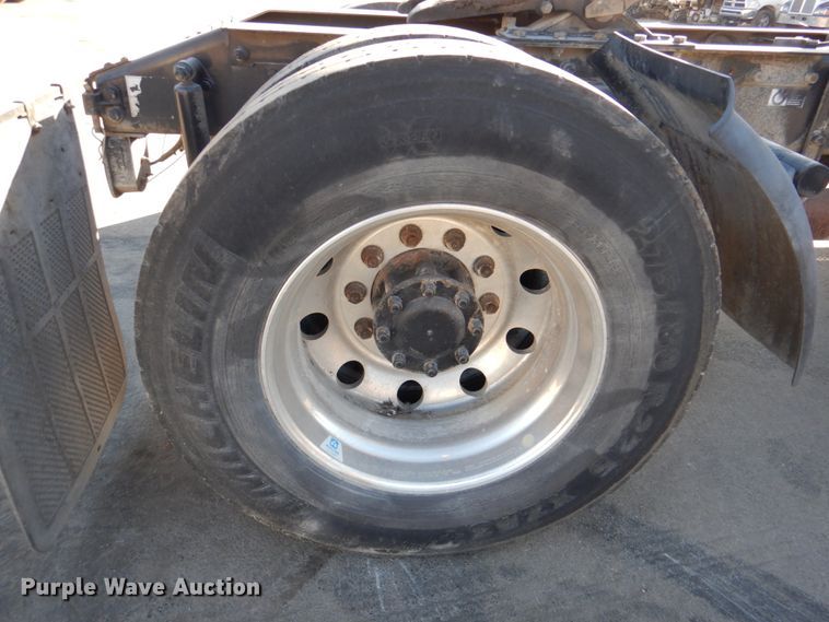 image for item DN2535 2010 Peterbilt 337  semi truck