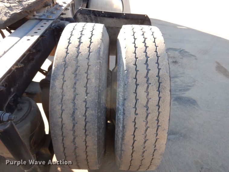 image for item DN2535 2010 Peterbilt 337  semi truck