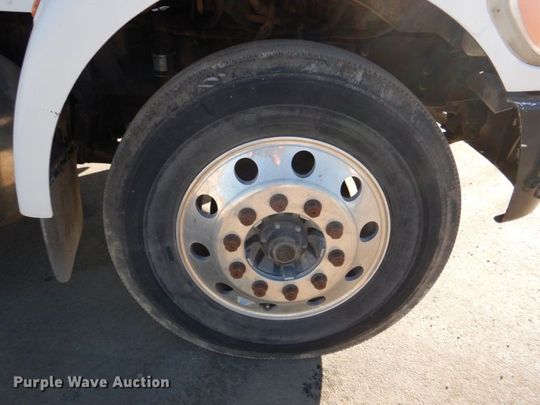 image for item DN2535 2010 Peterbilt 337  semi truck