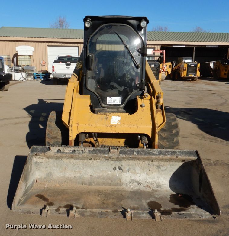 image for item DN2536 Caterpillar 272D2  skid steer loader
