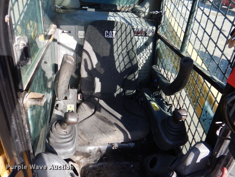 image for item DN2536 Caterpillar 272D2  skid steer loader