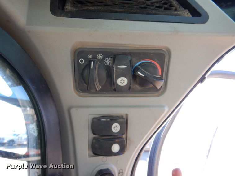 image for item DN2536 Caterpillar 272D2  skid steer loader