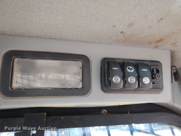 image for item DN2536 Caterpillar 272D2  skid steer loader