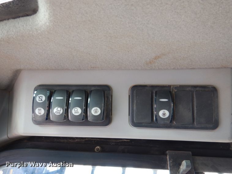 image for item DN2536 Caterpillar 272D2  skid steer loader