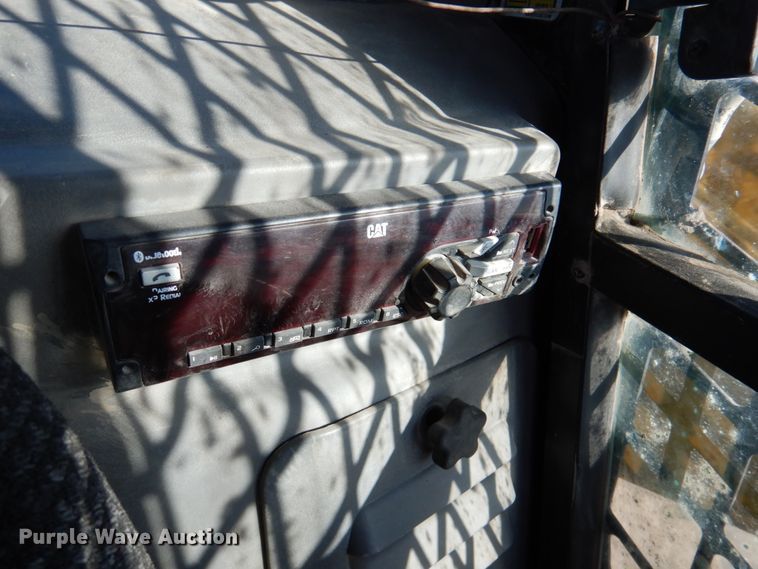 image for item DN2536 Caterpillar 272D2  skid steer loader