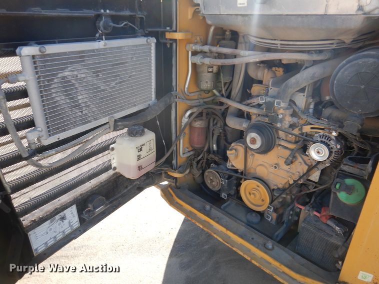 image for item DN2536 Caterpillar 272D2  skid steer loader