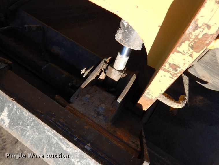 image for item DN2536 Caterpillar 272D2  skid steer loader