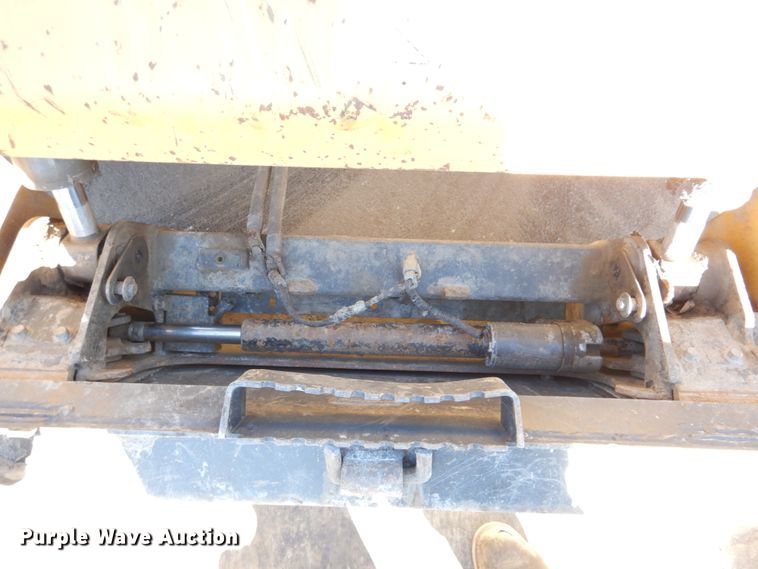 image for item DN2536 Caterpillar 272D2  skid steer loader