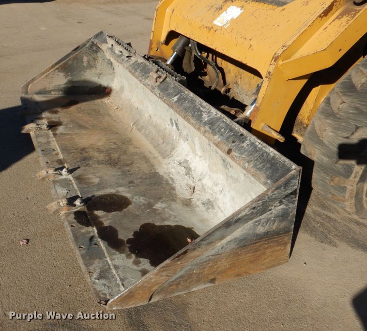 image for item DN2536 Caterpillar 272D2  skid steer loader