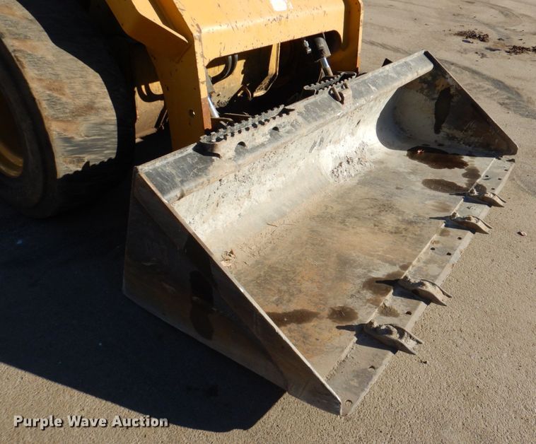 image for item DN2536 Caterpillar 272D2  skid steer loader