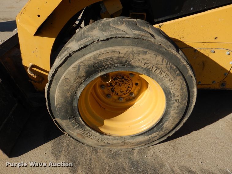 image for item DN2536 Caterpillar 272D2  skid steer loader