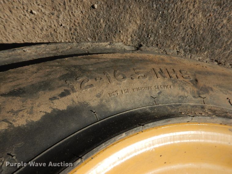 image for item DN2536 Caterpillar 272D2  skid steer loader