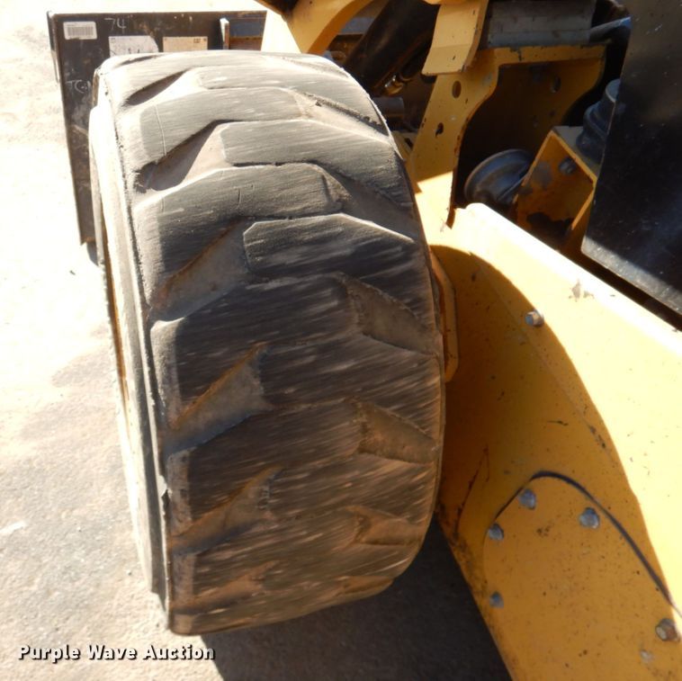 image for item DN2536 Caterpillar 272D2  skid steer loader
