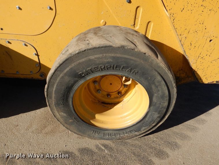 image for item DN2536 Caterpillar 272D2  skid steer loader