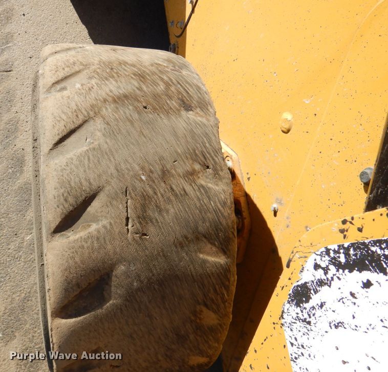 image for item DN2536 Caterpillar 272D2  skid steer loader