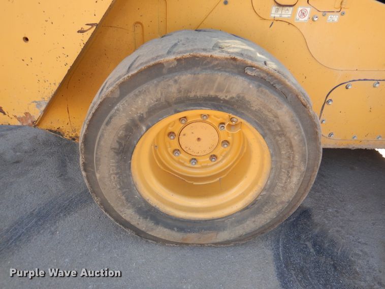 image for item DN2536 Caterpillar 272D2  skid steer loader