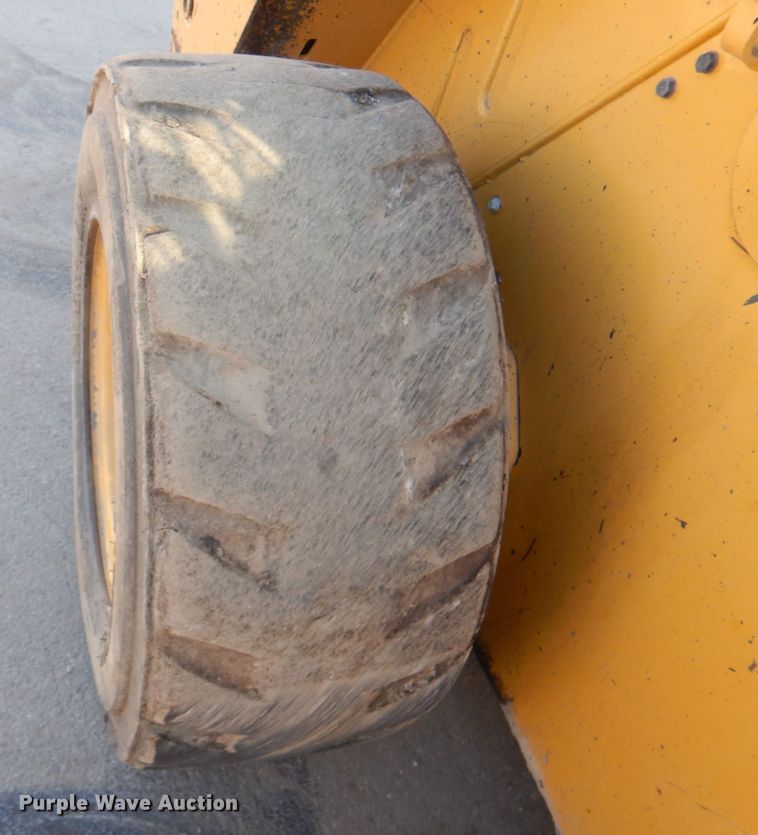 image for item DN2536 Caterpillar 272D2  skid steer loader