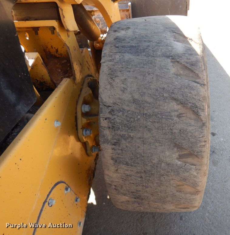image for item DN2536 Caterpillar 272D2  skid steer loader