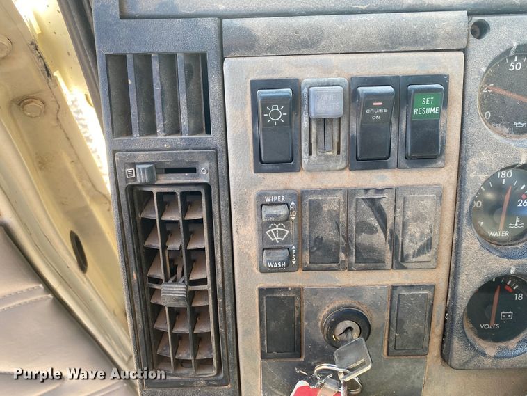 image for item DN6605 1999 Freightliner FL60  bucket truck