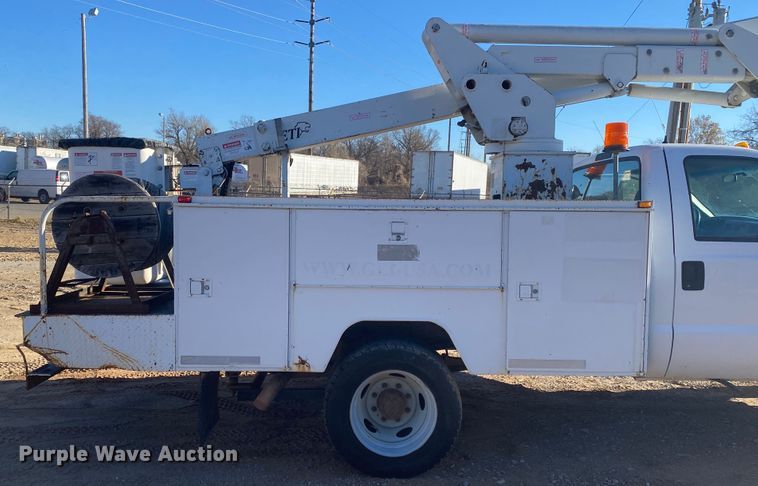 image for item DN6607 2000 Ford F550 Super Duty XL  bucket truck