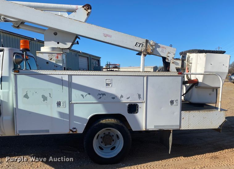 image for item DN6607 2000 Ford F550 Super Duty XL  bucket truck